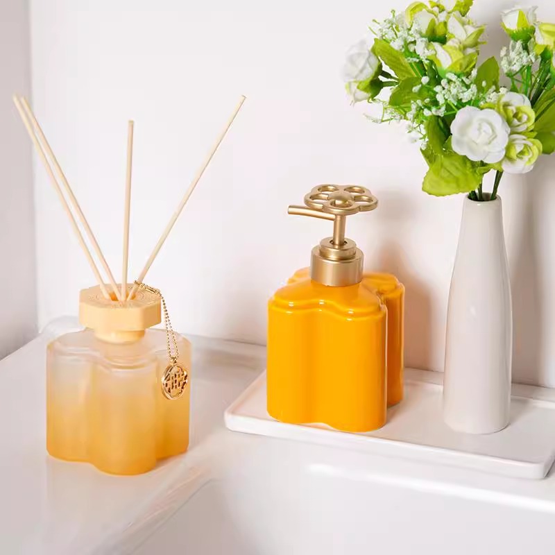 Moderne orangefarbene florale  – Water Bottle Blank Bewertung und Preis